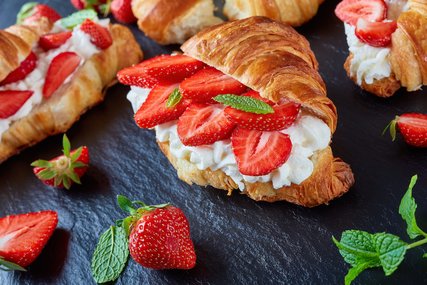 Croissant mit frischer Landrahm-Sahne-Creme und Erdbeeren