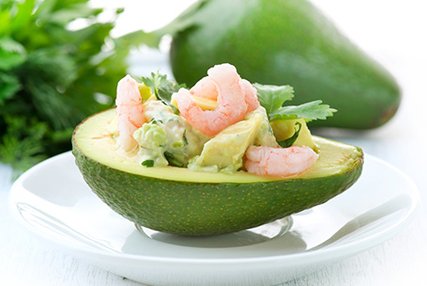 Avocado mit Shrimps und Apfel-Landrahm-Kräuter Dressing